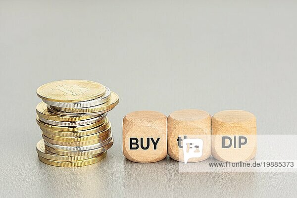 Kaufen Sie das Dip Konzept. Gestapelte Kryptomünzen und Holzblöcke mit Text. Kryptowährungsmarkt. Kopieren Raum