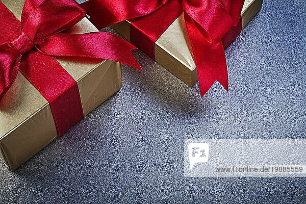 Geschenkkartons mit roten Knoten auf grauem Hintergrund Urlaub Konzept