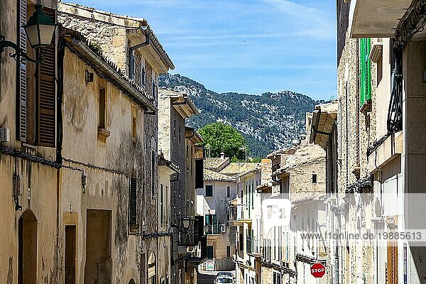 Kleine Straßen und Häuser im Dorf Campanet im Norden von Mallorca