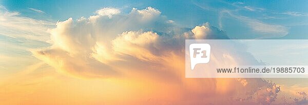 Natürlicher Hintergrund des farbenfrohen Panoramahimmels mit (Kumulus) Wolken  während der Zeit des Sonnenaufgangs und Sonnenuntergangs
