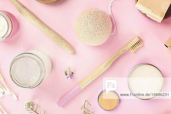 Plastikfreie  abfallfreie Kosmetika  flach gelegt auf einem rosa Hintergrund. Bambuszahnbürsten und Wattestäbchen  Konjac Schwamm  natürliche Bio Produkte Muster