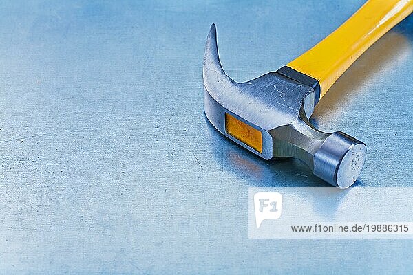 Kopieren Sie Raum Bild der Klaue Hammer mit Gummigriff auf metallischen Hintergrund Baukonzept