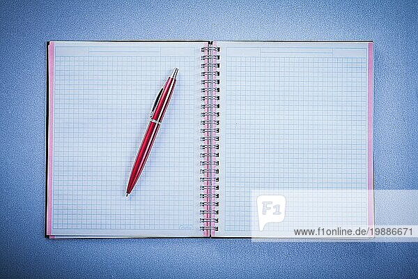 Zusammensetzung der roten Kugelschreiber offenen Copybook Bürokonzept