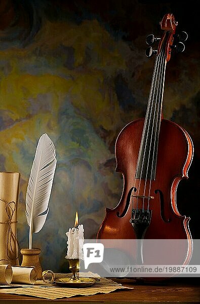 Zusammenstellung von Geigen und antiken Gegenständen