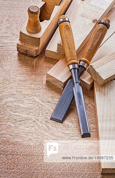 Zimmermannsmeißel alte Holzarbeiter Hobel und Bretter auf Holzbrett