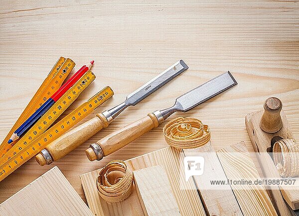 Tischlerset Tischlerbeitel Holzmesser Bleistiftspäne und Bretter
