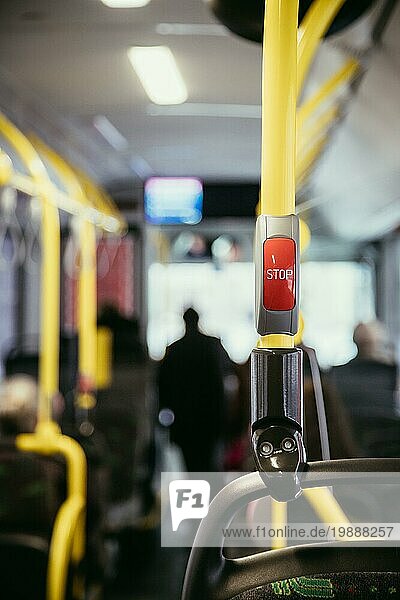 Haltestelle Taste im Bus  öffentliche Verkehrsmittel  unscharf