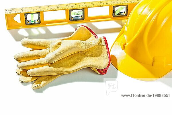 Bauwerkzeug Handschuhe Ebene gelben Helm vor weißem Hintergrund