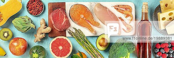 Lebensmittel Panorama. Fleisch  Fisch  Huhn und Meeresfrüchte  Gemüse und Obst  Wein  Käse. Ausgewogene Ernährung Konzept  eine flache lag auf einem blaün Hintergrund
