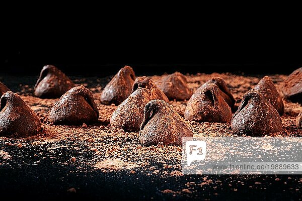 Schokoladentrüffel  Seitenansicht auf schwarzem Hintergrund