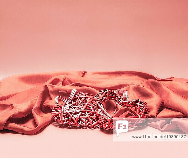 Valentinstag Dekor roten Herzen auf rosa Stoff Liebe romantischen Hintergrund Nahaufnahme isoliert