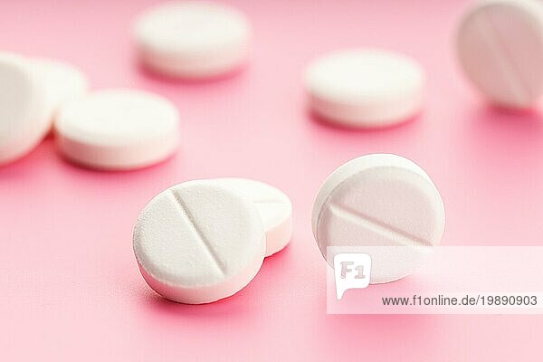 Gruppe von Medizin Pillen auf rosa Hintergrund. Medizin  Gesundheitswesen und Apotheke Konzept