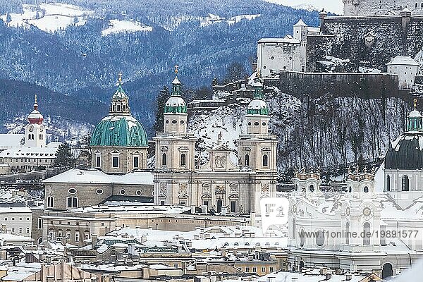 Verschneiter Salzburger Dom  historisches Zentrum im Winter