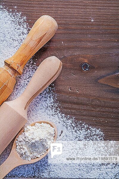 Copyspace Bild Holzlöffel mit weißen natürlichen Mehl und Nudelholz auf Vintage Board Essen und Trinken Konzept