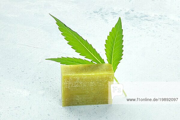 Cannabis Seifenstück mit einem Cannabisblatt und einem Platz für Text