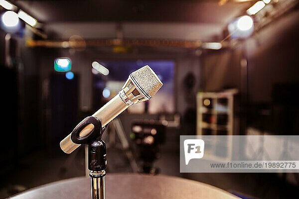 Metallmikrofon im Studio  Studiobeleuchtung im unscharfen Hintergrund