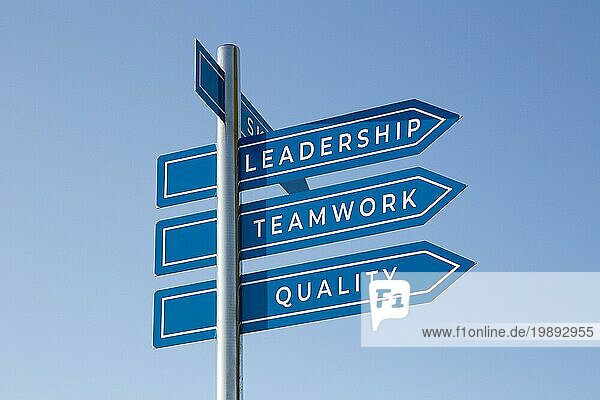 Führung  Teamarbeit und Qualität Worte auf Wegweiser vorHimmel Hintergrund. Management Erfolg Konzept
