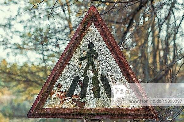 Altes dreieckiges Straßenschild in Tschernobyl Ukraine im Herbst Nahaufnahme