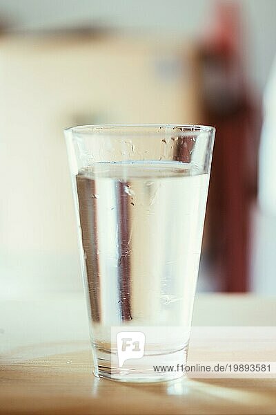 Ein klares Glas frisches  kaltes Wasser