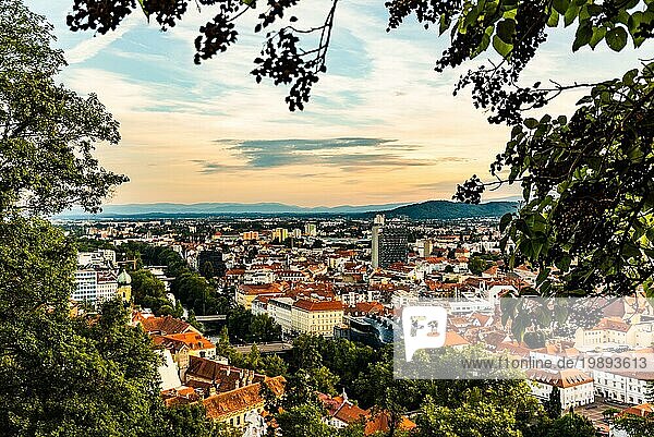 Blick auf die Stadt Graz mit ihren berühmten Gebäuden. Fluss Mur  Uhrturm  Kunstmuseum  Rathaus. Berühmtes Touristenziel in Österreich