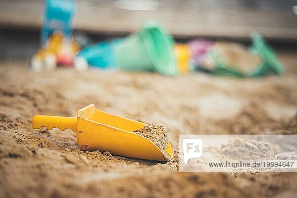 Kinder Plastikspielzeug im Sandkasten. Schaufel  selektiver Fokus