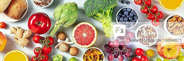Veganes Bio Lebensmittel Panorama. Overhead Aufnahme von Obst  Gemüse  Hülsenfrüchte  Pilze  Nüsse Gesunde ausgewogene Ernährung Konzept