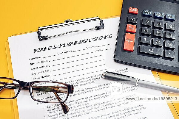 Blank Student Loan Application  Taschenrechner  Stift und Brille auf dem Tisch. Bildung Kosten Konzept
