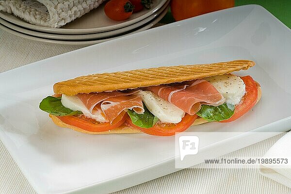 Panini Sandwich mit frischem Caprese und Parmaschinken  Foodfotografie