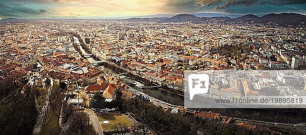 Luftbildpanorama vom Grazer Schlossberg in Österreich  Stadtbild mit Hausdächern  Mur und allen bekannten Landschaften der Touristenstadt. Drohnenaufnahme von oben