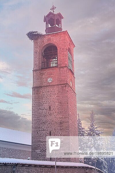 Glockenturm der Sveta Troitsa Kirche in Bansko  Bulgarien  Blick auf den Sonnenuntergang  Europa