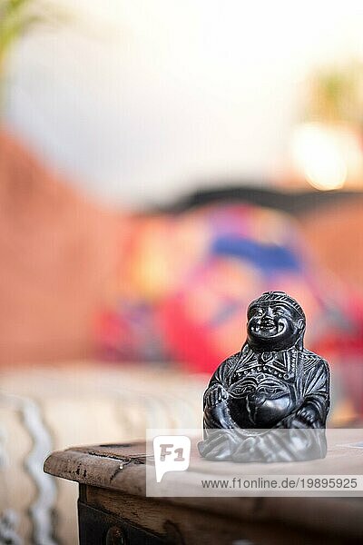 Feng Shui: Buddhastatue auf einem Tisch im eigenen Wohnzimmer