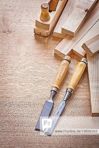 Tischlerwerkzeuge Stemmeisen altmodische Holzarbeiter Hobel Holzbretter Baukonzept
