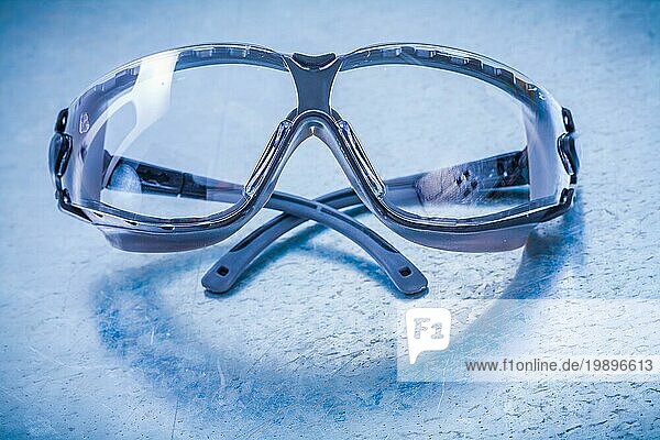 Kunststoff Schutzbrillen auf metallischem Hintergrund Konstruktionskonzept
