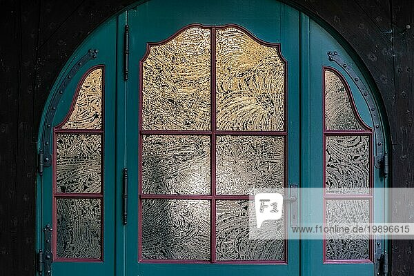Blaue Tür im Vintagestil mit runden  geätzten Fensterscheiben