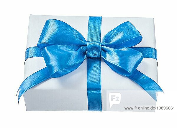 Eingepackte weiße Geschenkbox mit blauem Knoten vor weißem Hintergrund
