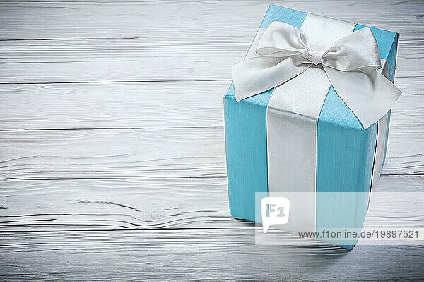 Blaue Geschenkbox auf Holzbrett Feiern Konzept