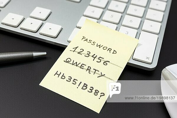 Starkes und schwaches einfaches Passwort auf einem gelben Klebezettel auf der Computertastatur geschrieben