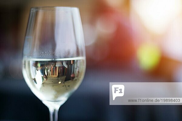 Aus einem Glas mit Weißwein  Sommerzeit