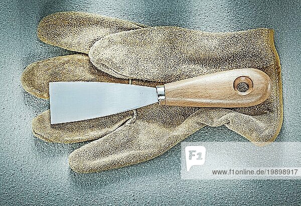 Palette Messer Leder Schutzhandschuhe auf Betonoberfläche Baukonzept