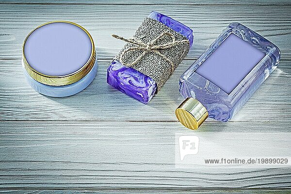 Zusammensetzung von Lavendel handgemachte Seife Duschgel und Körperlotion auf Holzbrett Spakonzept