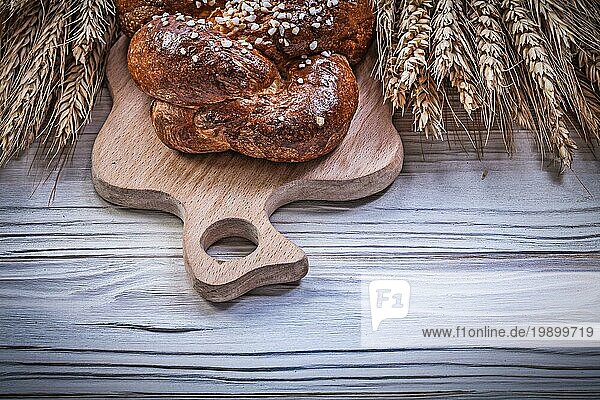 Carving Board Weizen Roggen Ohren süßes Brot Stock auf hölzernen Hintergrund Essen und Trinken Konzept