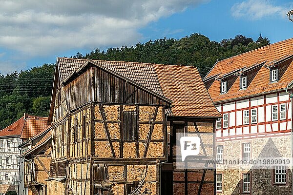 Historische Fachwerkhäuser in der Stadt Wasungen an einem sonnigen Tag im Sommer