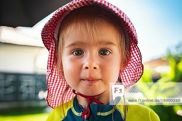 Porträt eines sehr süßen kleinen Kindes mit großen Augen. 2 Jahre altes Baby Mädchen. Baby Entwicklung Konzept