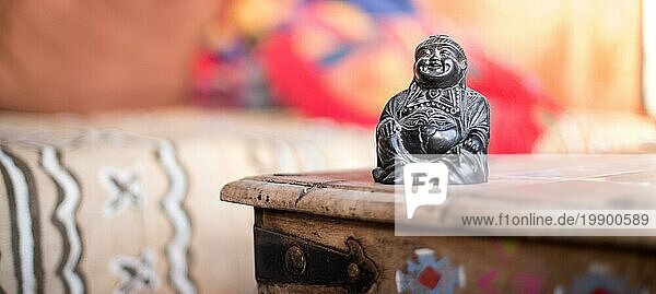 Feng Shui: Buddhastatue auf einem Tisch im eigenen Wohnzimmer