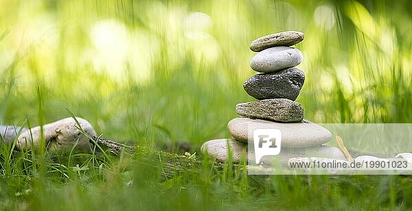 Nahaufnahme eines Steinhaufens  Metapher für Gleichgewicht  Spiritualität und Entspannung