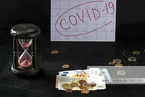 Auswirkungen von Covid 19 auf die europäische Wirtschaft  schwerwiegende wirtschaftliche Folgen des Quarantänekonzepts. Sanduhr  Monatskalender und die letzten Einsparungen in Euro