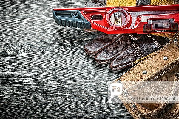 Bausatz Schutzhandschuhe Leder Werkzeuggürtel auf Holzbrett