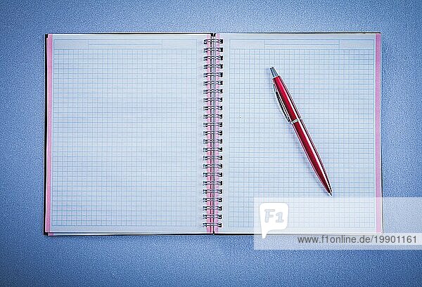 Set von roten Kugelschreiber offenes Copybook Büro Konzept