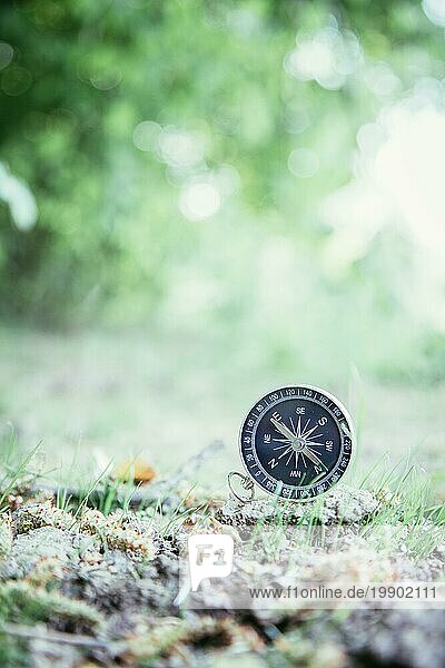 Alter Kompass auf dem Boden liegend. Abenteuer und Entdeckung Konzept