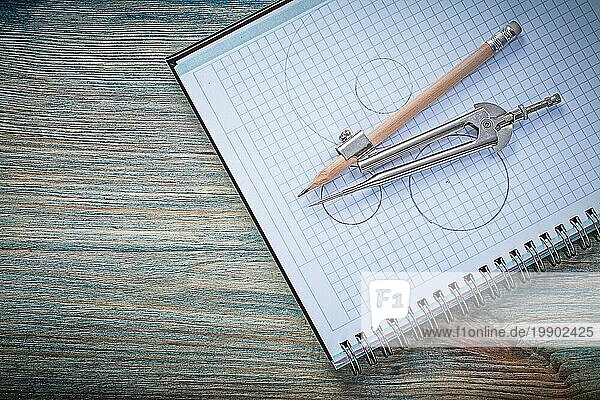 Sortiment von Vintage Teiler Bleistift überprüft Copybook auf Holzbrett Konstruktion Konzept